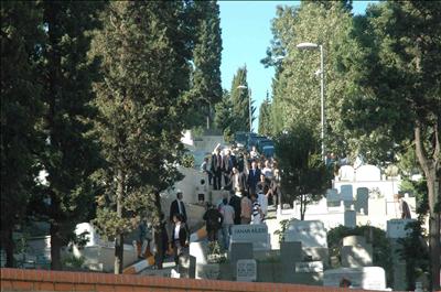 Erdoğan, babasının kabrini ziyaret etti