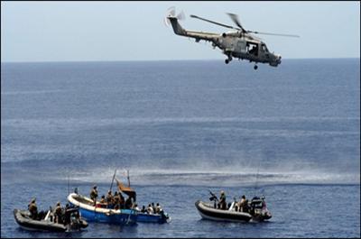 ABD askerleri Somali açıklarında gemi bastı