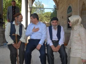 Bakan Davutoğlu, Amasya’da Tarihi Mekanları Gezdi