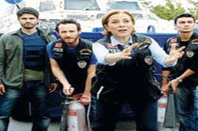 Dizide gerçek polisler oynadı