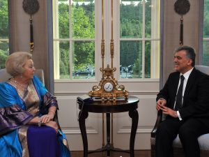 Cumhurbaşkanı Gül, Hollanda Kraliçesi Beatrix’i Törenle Karşıladı