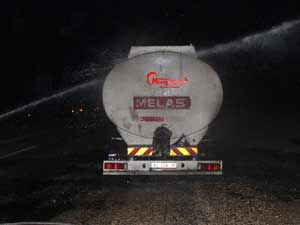 Alev alan tır kullanılamaz hale geldi