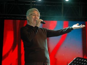 Zülfü Livaneli’nin Sahnede Tansiyonu Düştü