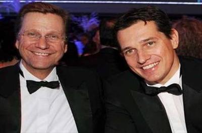 Eşcinsel Bakan Evlendi