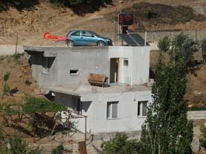 Evinin damını park yeri olarak kullanıyor