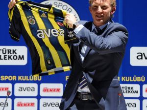 Kuyt, Fenerbahçe Taraftarının Önünde İmzayı Attı
