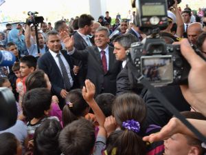 Cumhurbaşkanı Gül’e Büyük Sevgi Gösterisi