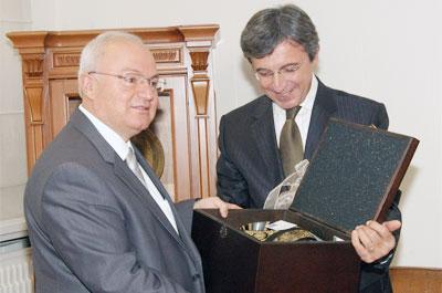 Özince: Herşey Çok İyi Diyoruz Ama...