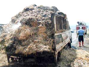 Saman Yüklü Kamyonet Yandı.