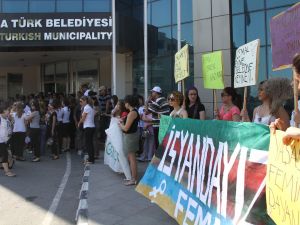 Kktcde Lefkoşa Belediyesinde Çalışan Kadınlar Boş Tencerelerle Eylem Yaptı