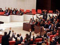 Mecliste 25 yaş için 382 evet