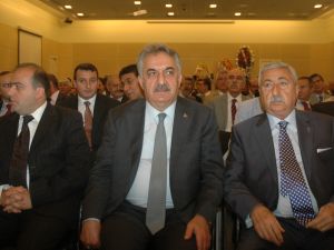 Bakan Yazıcı, Esbisi Tanıttı