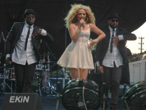 Hadise 5 Bin Kişiyi Coşturdu