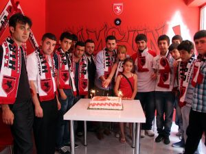 Taraftarlardan 47. Yıl Pastası