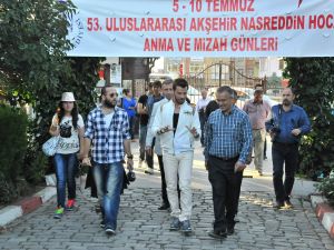 Sinan Akçıl, Dünyanın Ortasında