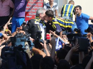 Aziz Yıldırımı Metriste Binlerce Taraftar Karşıladı