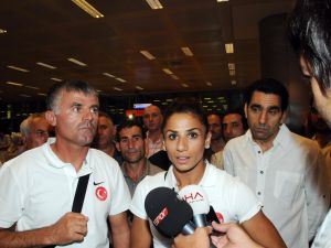 Milli Atletlere Mehterli Karşılama