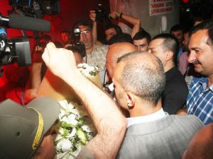 Beraat Eden Sadri Şener’e Çoşkulu Karşılama