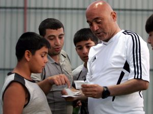 Fişleri Gösteren Minik Taraftar Hikmet Karamandan Transfer İstedi