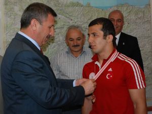 Şampiyon Güreşçiye Ödül