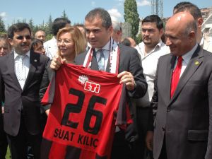 Kılıç Objektife Bakıp Kravatını Düzeltti