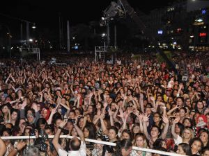 Zonguldakta Halil Sezai Ve Serdar Ortaç Rüzgarı