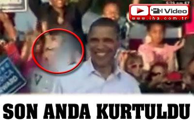 Obamaya Sevgisinden Kitap Fırlattı!