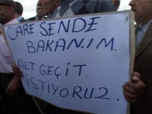 Bakan Çelikin Yolunu Kesen Vatandaşlar Alt Geçit İstedi