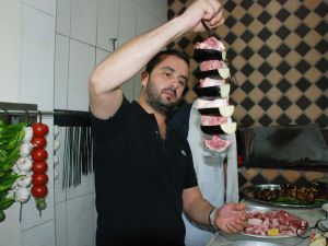 Onur Şan İle Kebap Ustası Arasında Tokat Kebabı Polemiği