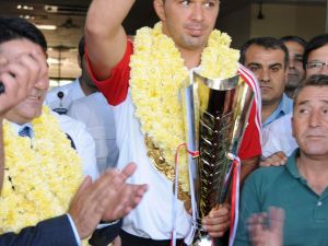 Başpehlivan Gürbüz, Memleketinde Davul Zurnayla Karşılandı