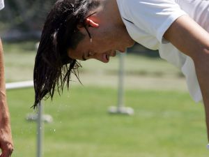 Sıcaktan Bunalan Futbolcular Buzlu Suyla Serinliyor