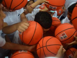 Minik Çocuklar Dev Basketçiyi Adeta Ezdi