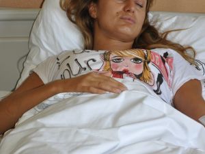 Tuğba Özay Film Setinde Hastanelik Oldu