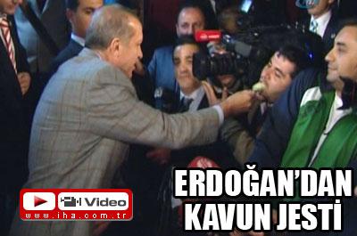 Gazetecilere Kavun Yedirdi