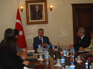 Arınç, Ekonomi Muhabirleri Derneği Heyetini Kabul Etti