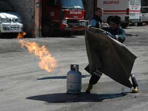 İtfaiye Erlerine Tüp Yangını Tatbikatı