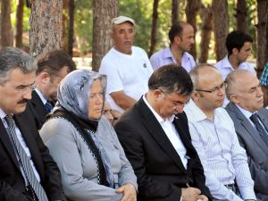 Bakan Yılmaz, Şehide Yazılan Şiiri Dinlerken Duygulandı