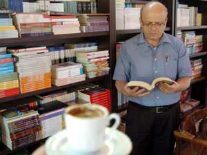 Kitap Okuyana Çay-Kahve Bedava