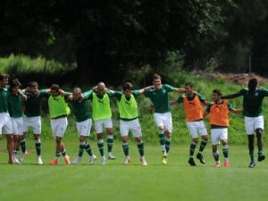 Bursasporlu Futbolcular Halay Çekerek İdman Yorgunluğunu Attı