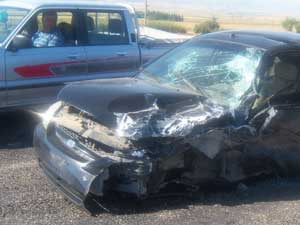 Kamyonet Otomobile Çarptı: 3 Yaralı