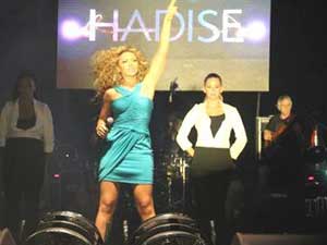 Hadise Siyasete Soyunuyor