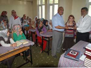 Başkan Bezirciden Çocuklara Kuran-ı Kerim