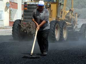 Asfalt İşçilerinin Sıcakla Mücadelesi