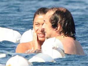 Sadece Yüzdük Aşk Yok