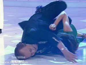 Hande Ataiziyi Yere Yapıştırdı!