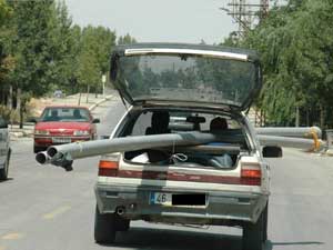 Boru Yüklü Otomobil Tehlikeye Davetiye Çıkarttı 