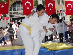 Hem Kur’an Hem De Judo Öğrendiler 