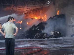 Tekstil Fabrikasındaki Yangın Söndürüldü