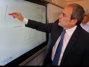 Ak Parti’li Ünal, Dokunmatik Tahtayı Tanıttı 