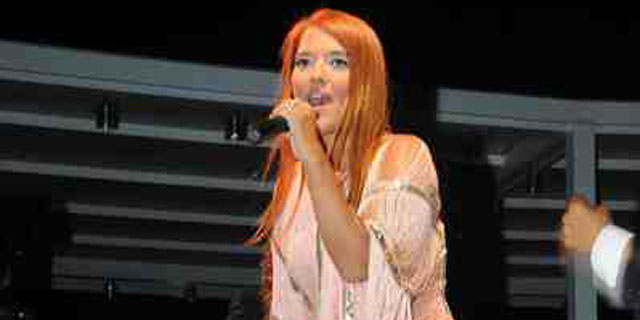 Demet Kafayı Garsonlara Taktı